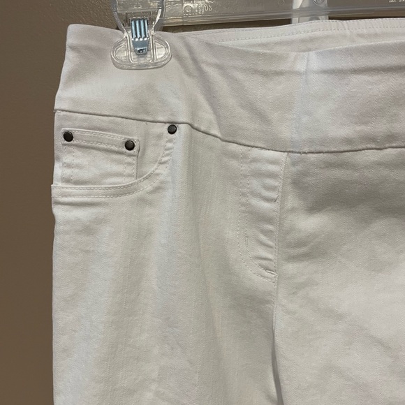 White Ruby Rd pull on jeans. Tapered leg 4P - Picture 5 of 5